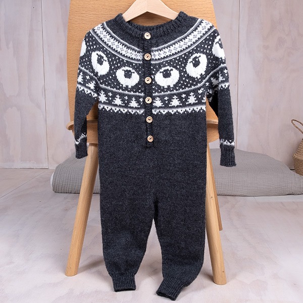 Stickad overall Lammet - garnpaket i Bluum Pure Eco Baby Wool