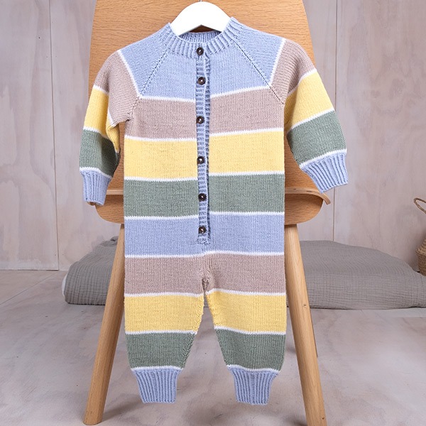 Stickad overall Sockervadd med raglan - garnpaket i Bluum Soft Merino Ull