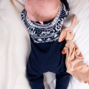 Stickad overall Traktor - garnpaket i Bluum Pure Eco Baby Wool