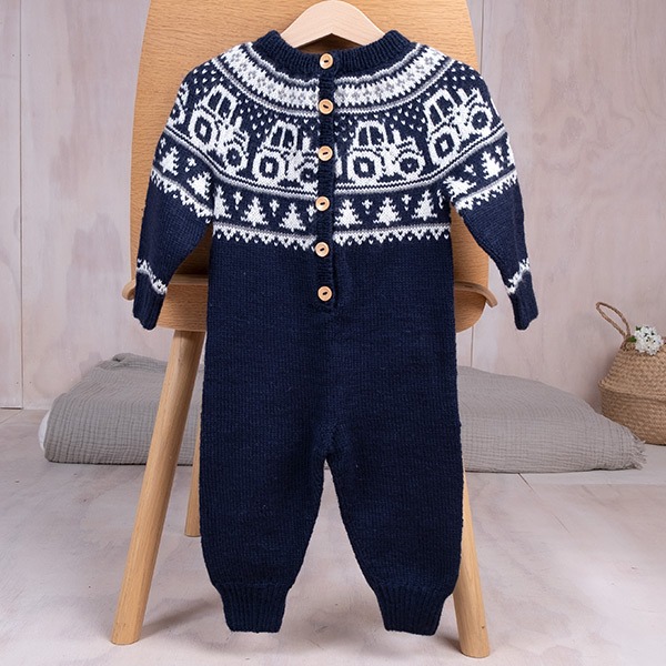 Stickad overall Traktor - garnpaket i Bluum Pure Eco Baby Wool