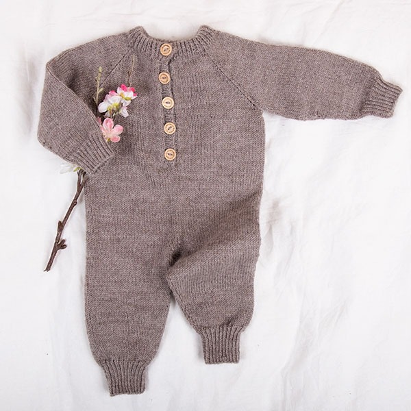 Stickad overall Raglan - garnpaket i Bluum Pure Eco Baby Wool