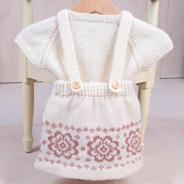 Stickat set kjol med hängslen och topp Blommor - garnpaket i Bluum Pure Eco Baby Wool