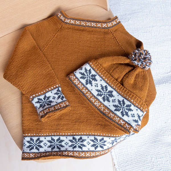 Stickat set Åttabladsros tröja och mössa - garnpaket i Bluum Pure Eco Baby Wool
