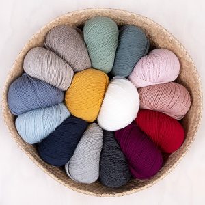 Stickat set Åttabladsros tröja och mössa - garnpaket i Bluum Pure Eco Baby Wool