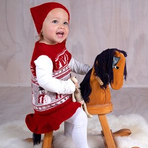 Stickat set Julväst 4 frg m/kjol och tomteluva - garnpaket i Bluum Soft Merino Ull