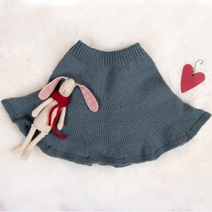 Stickat set Julväst 5 frg m/kjol och tomteluva - garnpaket i Bluum Soft Merino Ull