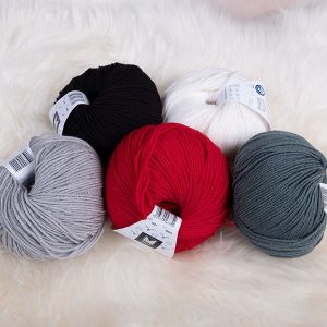 Stickat set Julväst 5 frg m/knäbyxa och tomteluva - garnpaket i Bluum Soft Merino Ull