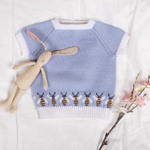 Stickat set T-shirt och blöjbyxa Bin - garnpaket i Bluum Soft Merino Ull