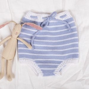 Stickat set T-shirt och blöjbyxa Bin - garnpaket i Bluum Soft Merino Ull