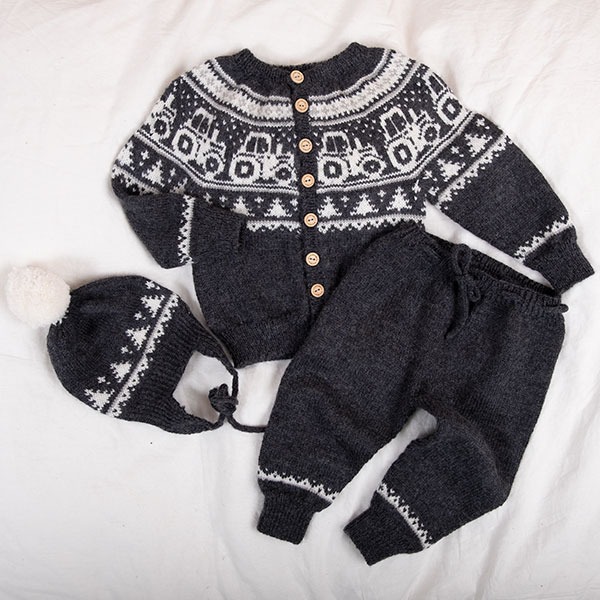 Stickat set Traktor kofta, byxs och luva - garnpaket i Bluum Pure Eco Baby Wool