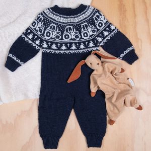 Stickad overall Traktor - garnpaket i Bluum Pure Eco Baby Wool