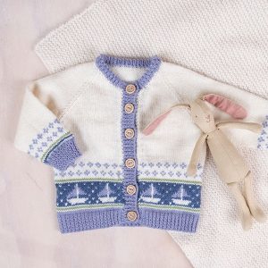 Stickad kofta Segelbåtar - garnpaket i Bluum Soft Merino Ull