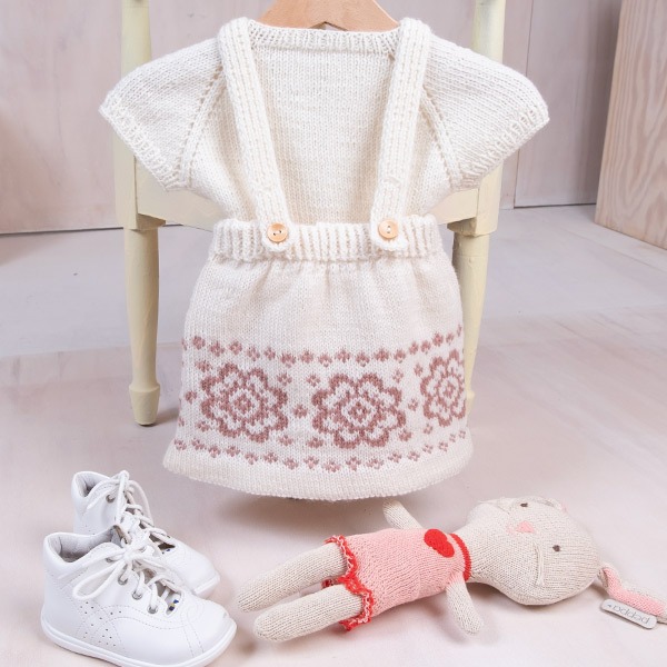 Stickat set kjol med hängslen och topp Blommor - garnpaket i Bluum Pure Eco Baby Wool