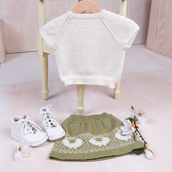 Stickat set Lammet kjol och topp - garnpaket i Bluum Pure Eco Baby Wool