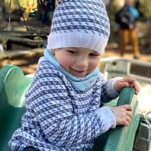 Stickat set Oskar-tröja och mössa - garnpaket i Bluum Soft Merino Ull