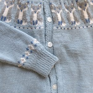 Stickad kofta Räv - garnpaket i Bluum Pure Eco Baby Wool