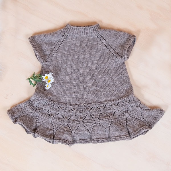 Stickad klänning Ylva dansklänning - garnpaket i Bluum Pure Eco Baby Wool, Sirissima stickning