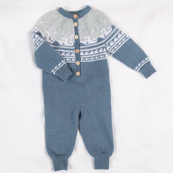 Stickad overall Lofoten - garnpaket i Bluum Soft Merino Ull