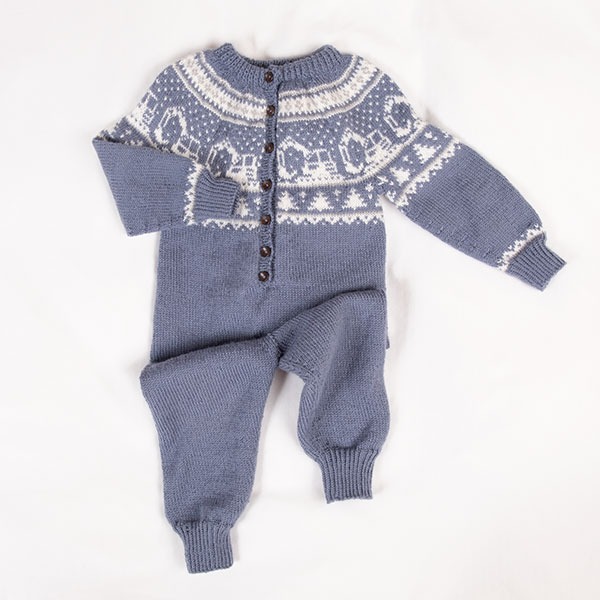 Stickad overall Grävmaskin - garnpaket i Bluum Pure Eco Baby Wool
