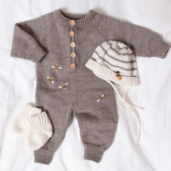 Stickad overall Raglan med Bin och mössa - garnpaket i Bluum Pure Eco Baby Wool