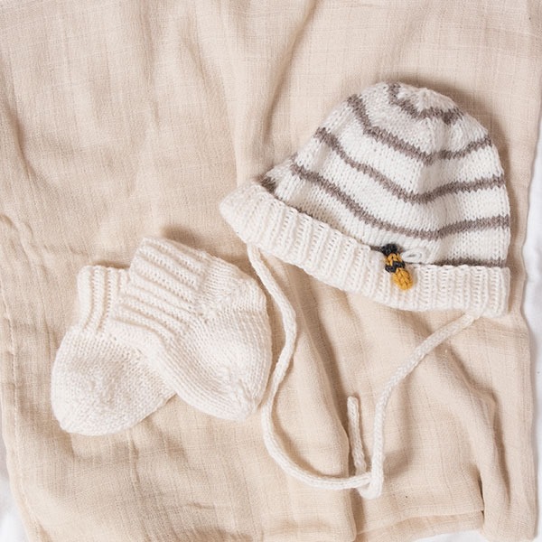 Stickad overall Raglan med Bin och mössa - garnpaket i Bluum Pure Eco Baby Wool