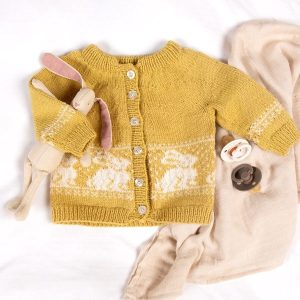 Stickad kofta Kanin - garnpaket i Bluum Pure Eco Baby Wool