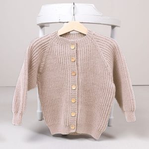 Stickad kofta Noah - garnpaket i Bluum Soft Merino Ull