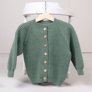 Stickad kofta Noah - garnpaket i Bluum Soft Merino Ull