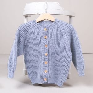 Stickad kofta Noah - garnpaket i Bluum Soft Merino Ull