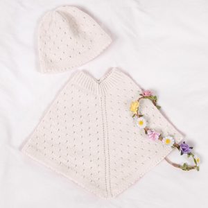 Stickat set Poncho och mössa med hålmönster - garnpaket i Bluum Soft Merino Ull Stickning 2-3 år Natur