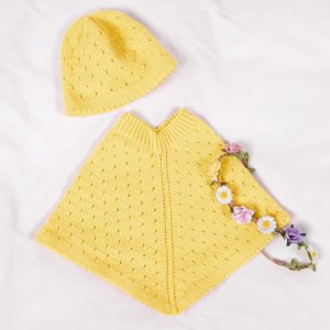 Stickat set Poncho och mössa med hålmönster - garnpaket i Bluum Soft Merino Ull Stickning 3-4 år Ljus gul