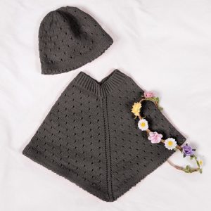 Stickat set Poncho och mössa med hålmönster - garnpaket i Bluum Soft Merino Ull Stickning 3-4 år Mullvad