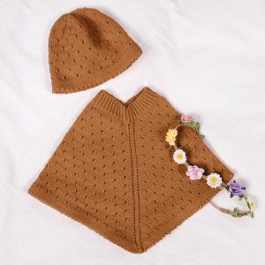Stickat set Poncho och mössa med hålmönster - garnpaket i Bluum Soft Merino Ull Stickning 4-6 år Caramel