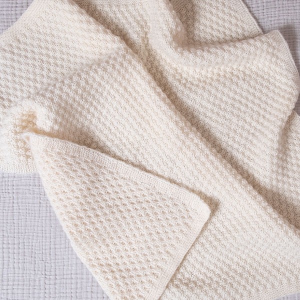 Stickad Bebisfilt Bubblor - garnpaket i Bluum Pure Eco Baby Wool