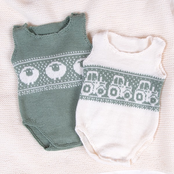 Stickade Bodys 2st Lammet och Traktor - garnpaket i Bluum Pure Eco Baby Wool