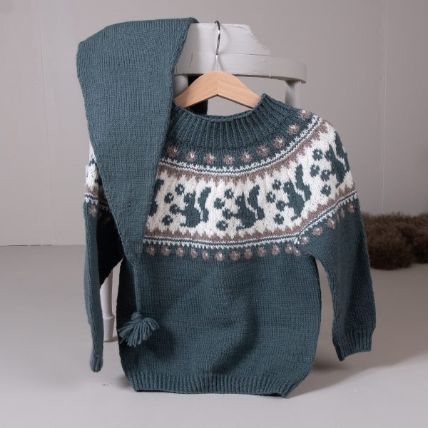 Stickat set Ekorre-tröja med tomteluva - garnpaket i Bluum Pure Eco Baby Wool