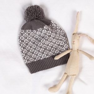 Stickat set Jubel m/tröja, byxa och mössa - garnpaket i Bluum Soft Merino Ull
