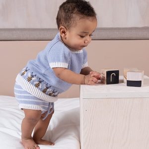 Stickat set T-shirt och blöjbyxa Bin - garnpaket i Bluum Soft Merino Ull