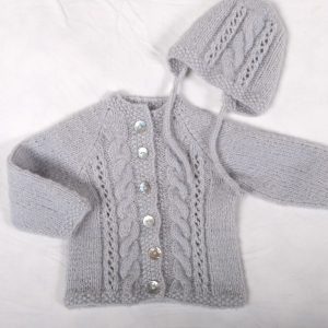 Strickad kofta Fläta m/mössa - garnpaket från Bluum i Fluffy