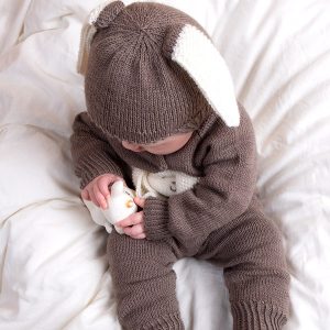 Stickad overall og mössa Kanin med öron - garnpakket i Bluum Soft Merino Ull