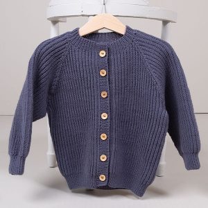 Stickad kofta Noah - garnpaket i Bluum Soft Merino Ull