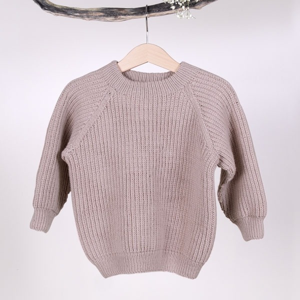 Stickad tröja Noah - garnpaket i Bluum Soft Merino Ull