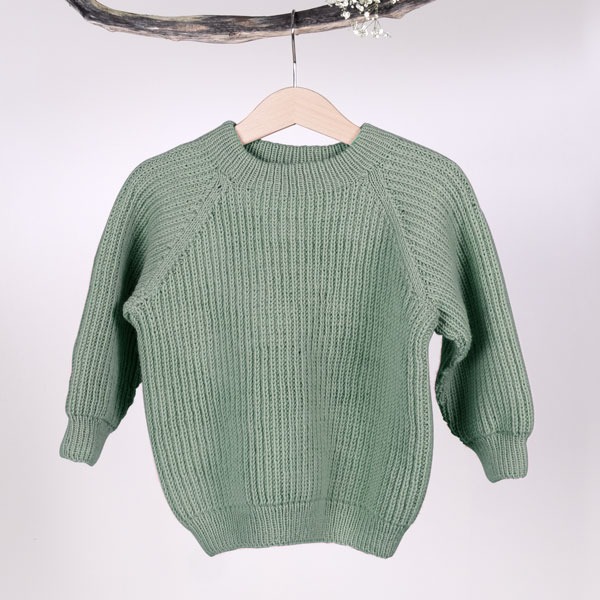 Stickad tröja Noah - garnpaket i Bluum Soft Merino Ull