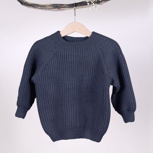Stickad tröja Noah - garnpaket i Bluum Soft Merino Ull Stickning 1-2 år Mörk gråblå