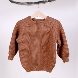 Stickad tröja Noah - garnpaket i Bluum Soft Merino Ull Stickning 3-4 år Caramel