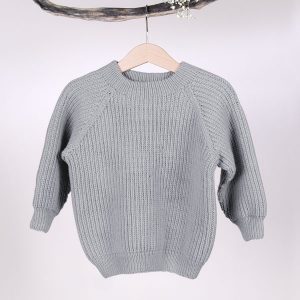 Stickad tröja Noah - garnpaket i Bluum Soft Merino Ull Stickning 3-4 år Ljus grå melerad