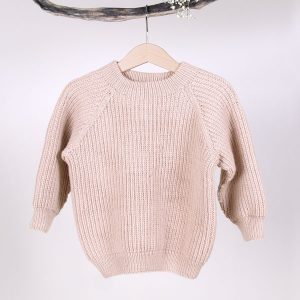 Stickad tröja Noah - garnpaket i Bluum Soft Merino Ull Stickning 8-10 år Latte