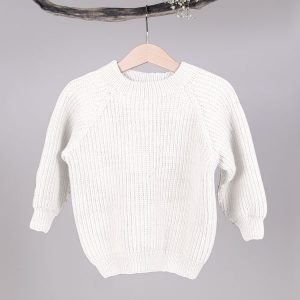 Stickad tröja Noah - garnpaket i Bluum Soft Merino Ull Stickning 8-10 år Natur