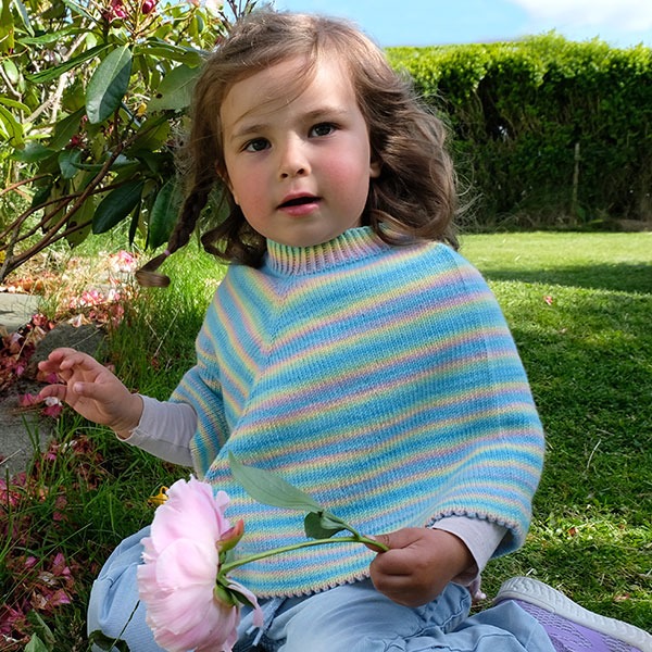 Stickad Poncho Färgspel - garnpaket i Bluum Soft Merino Ull