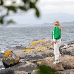 Stickad kofta Rölleka till dam - garnpaket från Bluum i Fnugg
